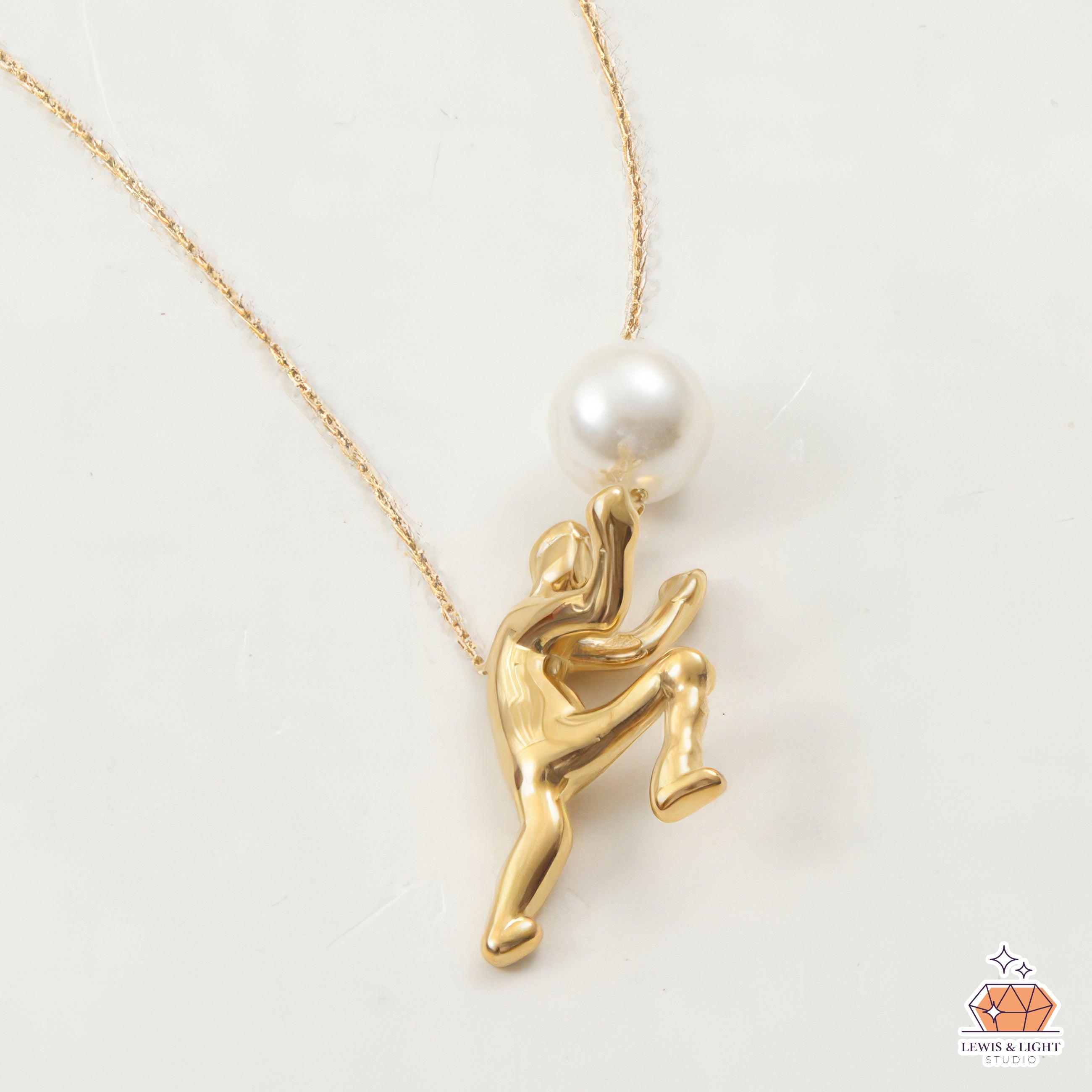 Hombre empujando perla