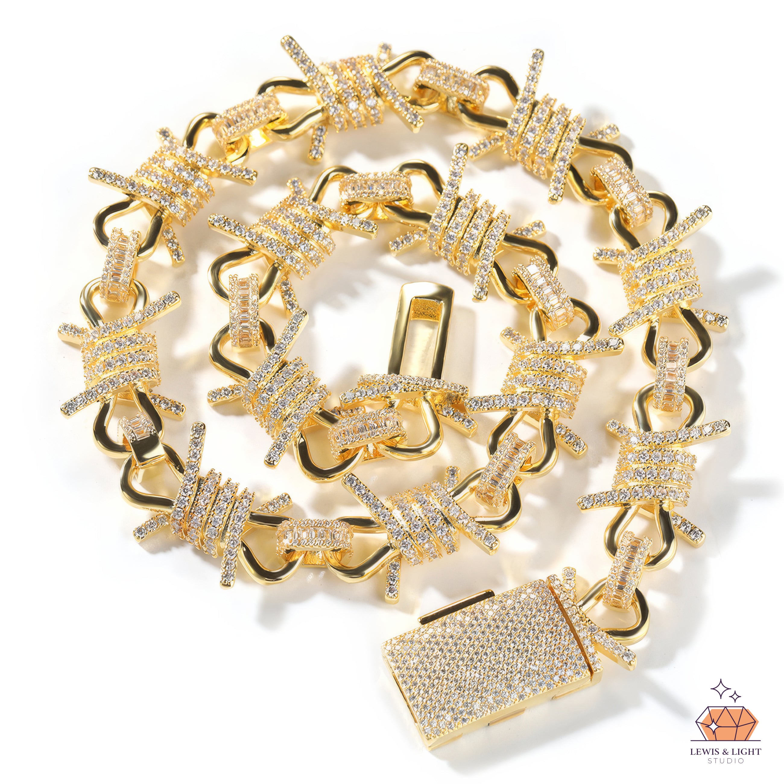 Cadena de eslabones cubanos con alambre de púas y hielo