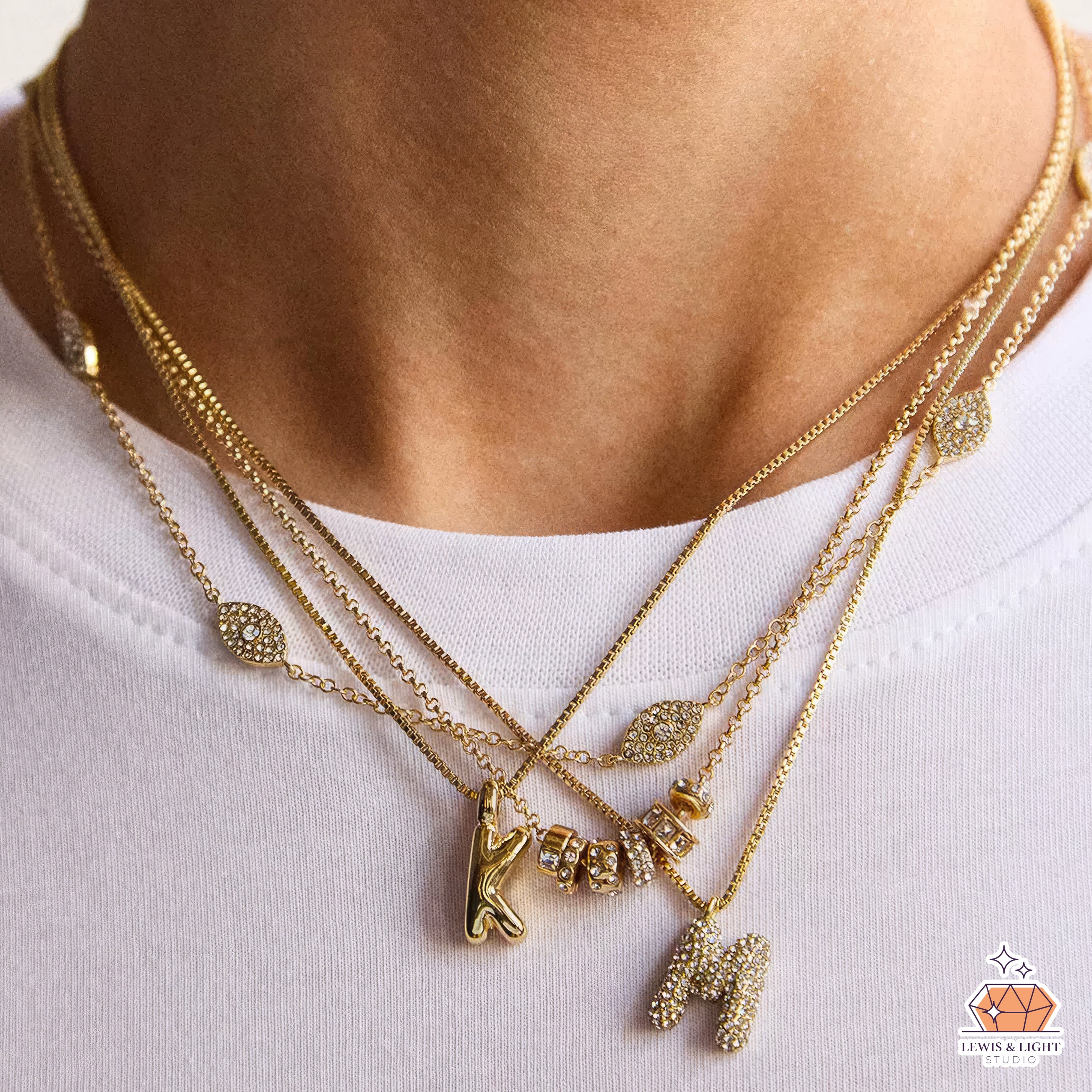 Collar con dije Renee de BaubleBar: latón con piedras de cristal de colores