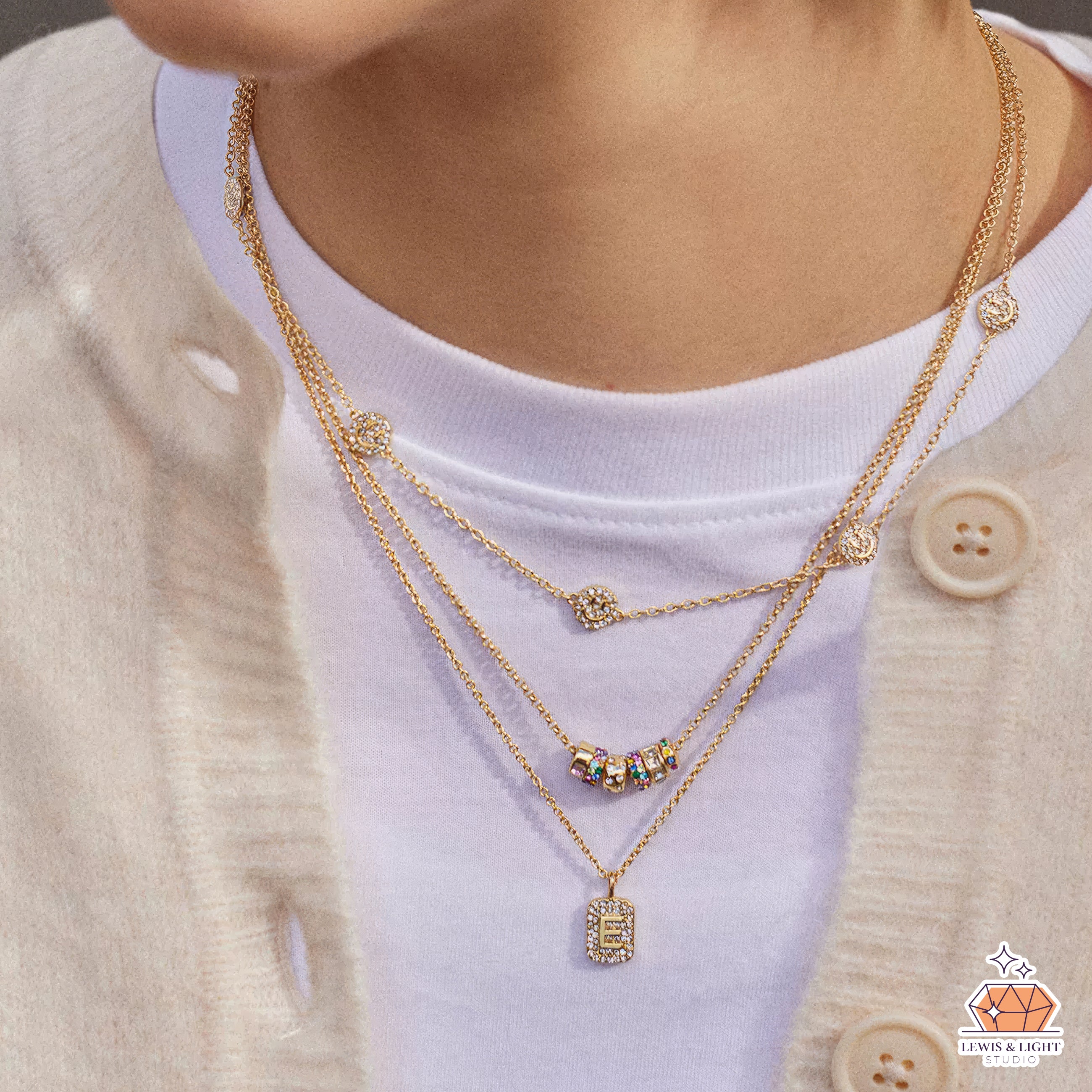 Collar con dije Renee de BaubleBar: latón con piedras de cristal de colores