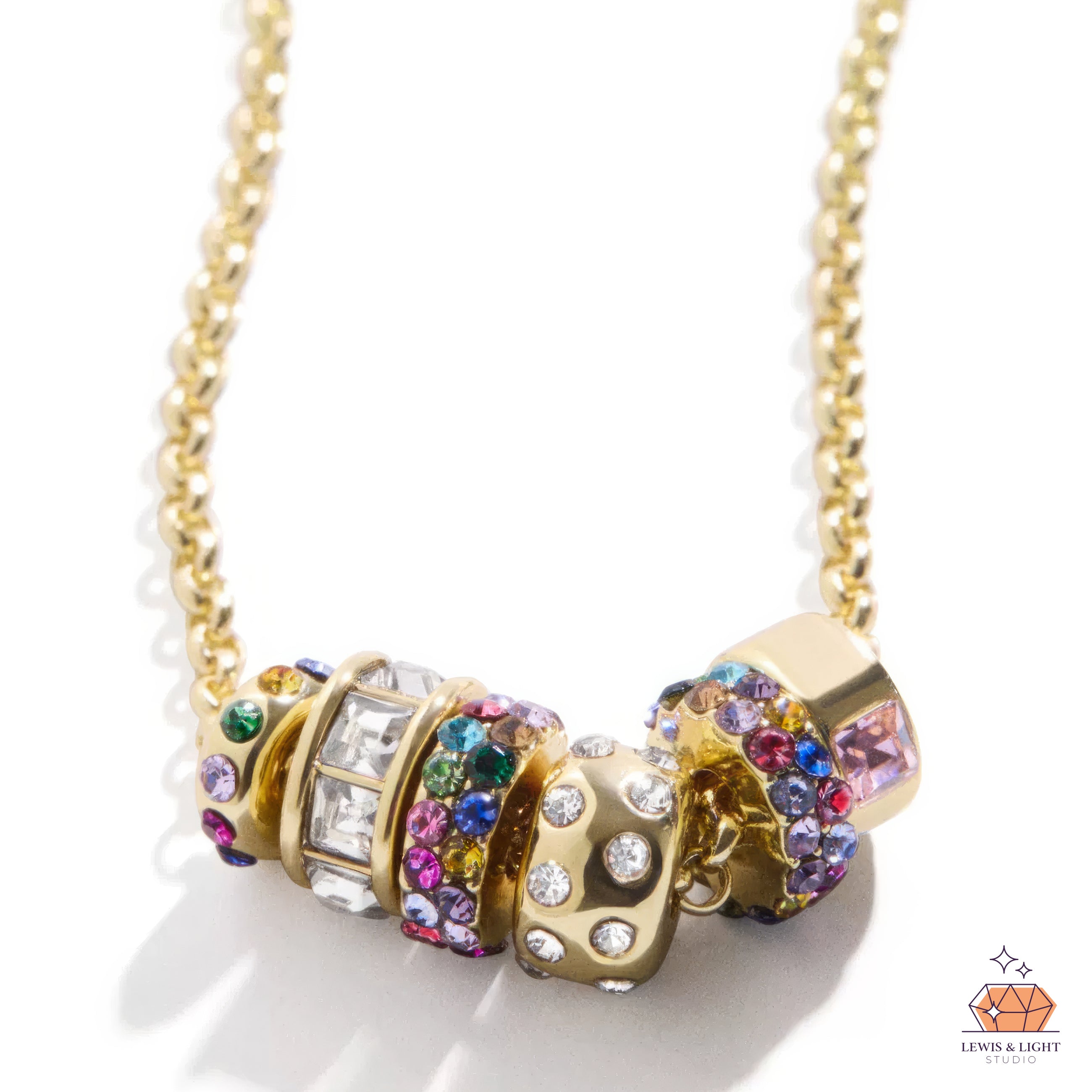 Collar con dije Renee de BaubleBar: latón con piedras de cristal de colores