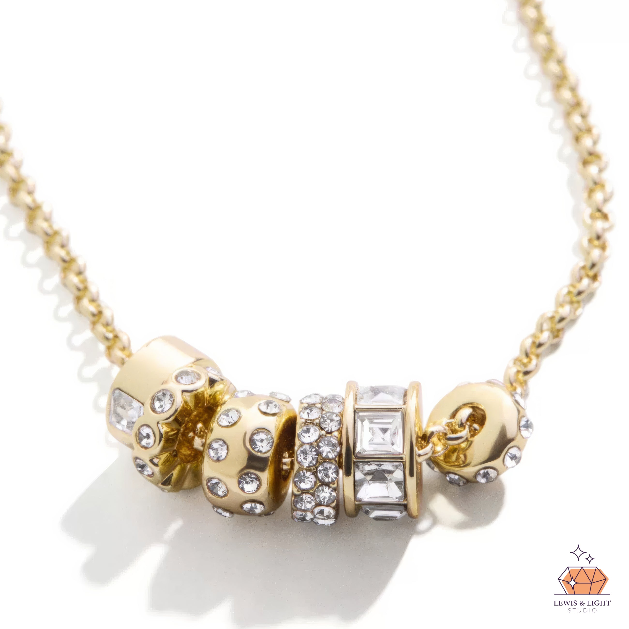 Collar con dije Renee de BaubleBar: latón con piedras de cristal de colores