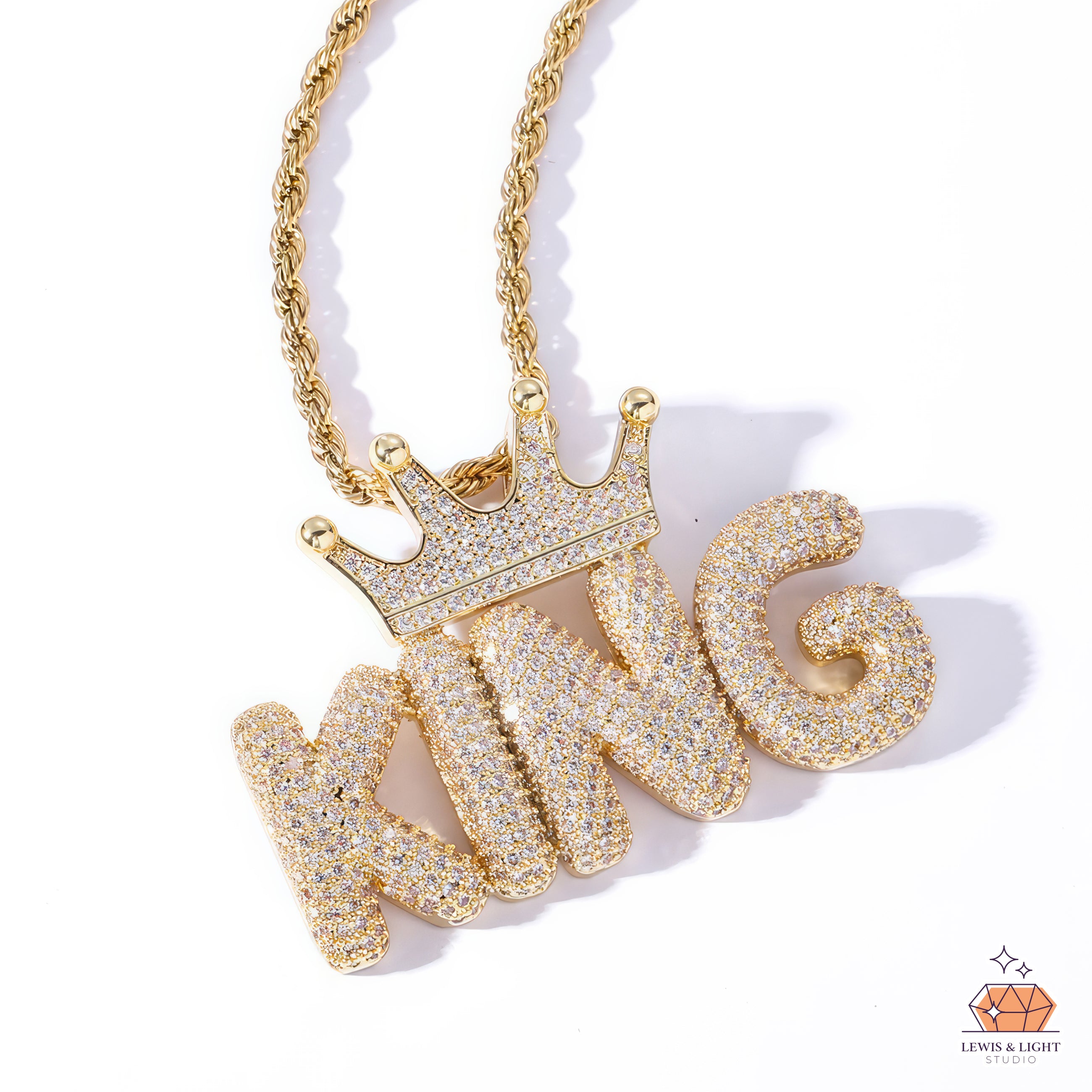 Collar con letras de burbujas heladas y corona: colgante urbano de hip hop con un toque de glamour.